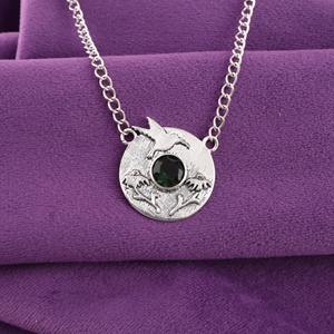 Médaillon argenté texturé avec pierre précieuse tourmaline verte taille ronde et colibris gravé pour occasions spéciales et tenues de soirée - Product Image 1