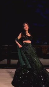 Botella de alta exigencia Lehenga Choli de terciopelo verde con trabajo de lentejuelas pesado para ocasiones de bodas y fiestas - Product Image 4