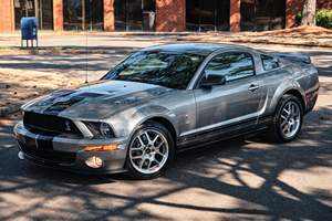 Ford Mustang Shelby GT500 Coupé 2009 d'occasion en bon état, 4500 milles, boîte manuelle 6 vitesses, V8 suralimenté, 1 propriétaire jusqu'en 2023 - Product Image 3