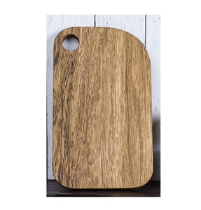 Tabla de cortar de cocina hecha a mano de diseñador con bandeja de forma rectangular, mango curvo y agujero colgante - Product Image 5