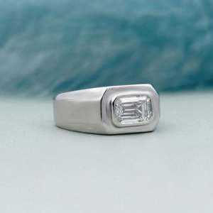 Anillo de Compromiso para Hombre con Certificado IGI East West, Diamante de Corte Esmeralda de 2.00ct con Engaste de Bisel - Product Image 4
