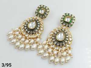 BOUCLES D'OREILLES INDIENNES TRADITIONNELLES ET À LA MODE BOUCLES D'OREILLES PLAQUÉES OR KUNDAN AVEC PERLES ET BOUCLES D'OREILLES BOLLYWOOD POUR FEMMES ET FILLES - Product Image 6