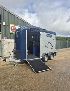 Remolque utilitario para ganado de 30 pies y 3 niveles, nuevo/seminuevo, estándar austriaco, para transporte de caballos, disponible para venta al por mayor. - Product Image 1
