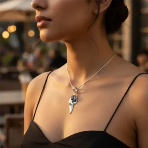 Colgante de Plata 925 para Mujer con Ónice Negro Geométrico, Oro de 18K y Cadena de Caja de Cuarzo con Diamantes para Compromiso, Joyería con Piedras Preciosas - Product Image 1