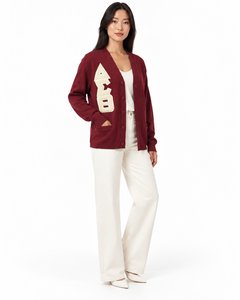 Cardigan en tricot à col en V pour femme, brodé, à manches longues, boutonné sur le devant, pull personnalisé avec logo pour l'automne, idéal pour les sororités et les universités - Product Image 4