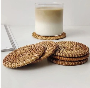 Juego de posavasos de ratán hecho a mano de alta calidad para ajustes de mesa elegantes posavasos decorativos para café, té y bebidas - Product Image 1