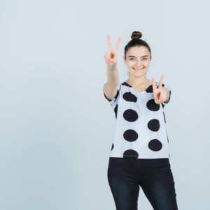 Camiseta personalizada de cuello redondo con estampado de lunares para mujer con tela de mezcla de algodón y camiseta informal de manga corta - Product Image 3