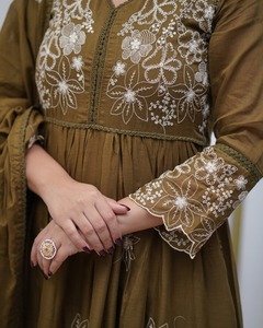 Soie de coton de créateur exclusif de qualité supérieure brodée avec pantalon Kurti à bordure en dentelle Chikan et Dupatta - Product Image 5