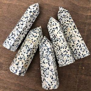 Venta Caliente de Torres Pulimentadas de Jaspe Dálmata Natural, Cristales de Piedras Preciosas Talladas a Mano para Coleccionistas, Trabajo Energético en Venta - Product Image 1