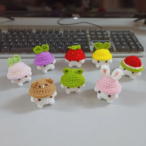 Porte-clés en fil tissé fait main avec motif floral et végétal, en laine douce tricotée, fabriqué au Vietnam pour cadeaux de vacances et souvenirs - Product Image 1