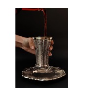 Nouvel arrivage : Ensemble de coupes Kiddush et de plateaux à vin rouge en laiton, avec motif en relief, style moderne fait main, capacité 51-100 ml, emballage OEM