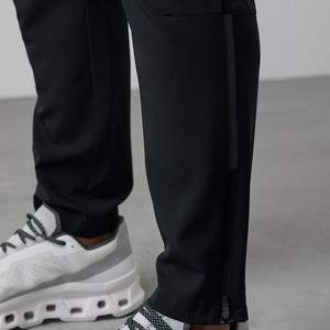 Jogger ajustado de alta calidad para hombre, material ligero y transpirable, bolsillo elástico en la cintura con cremalleras y detalle de cremallera en la espalda - Product Image 3