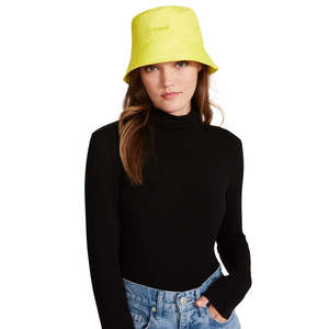 Cappello a secchiello da donna Steve Madden giallo, taglia normale, in nylon con fodera in raso tinta unita - Product Image 1