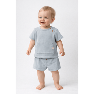 Conjunto de Dos Piezas Azul para Bebé Unisex con Pantalones Cortos con Bolsillo Canguro, Algodón Elástico Transpirable, Estilo Casual, 6-24 Meses, Hecho en Turquía - Product Image 1