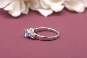 Bague de fiançailles à trois pierres en diamant de laboratoire taille coussin certifié IGI, or blanc/jaune et rose 9 carats, bague trilogie en diamant - Product Image 6