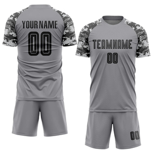 เสื้อฟุตบอลผู้ชายแบบเบาสำหรับฤดูร้อน ผลิตจากโพลีเอสเตอร์ 100% พิมพ์ลายแบบซับลิเมชั่นพร้อมโลโก้ตามสั่ง ปริมาณสั่งซื้อขั้นต่ำน้อย - Product Image 1