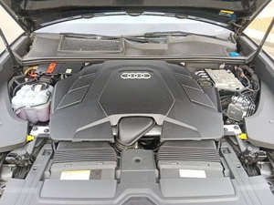 Audi Q8 quattro Premium 55 TFSI 2023 en parfait état - Product Image 2