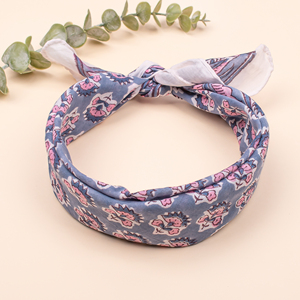 Bandana carré léger en coton, imprimé floral ethnique à la main, foulard élégant unisexe pour tous les âges, pour cheveux et cou - Product Image 1