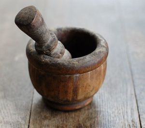 Mortero y mazo de madera que ofrece estabilidad para moler especias, hierbas, raíces y mezclas de forma eficaz y consistente. - Product Image 4