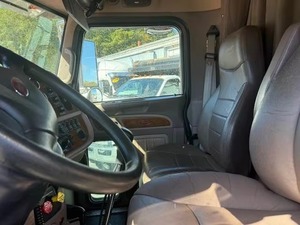 Camión de carga de larga distancia con potente motor diésel, cabina cómoda para conducción prolongada, listo para trabajar. - Product Image 2