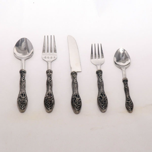 Artisanat de qualité en gros en acier inoxydable argent poli avec poignée en relief ensemble de couverts fabricant indien fabriqué - Product Image 1