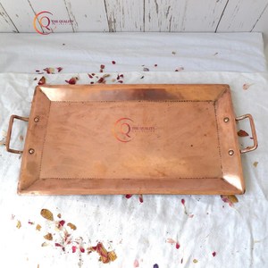 Bandeja de servicio de cobre Chapado en diseñador decorativo Forma rectangular con asa Bandeja de servicio de cobre puro Hecho en suministros de India - Product Image 1