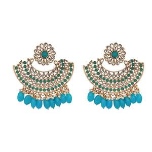 Kriaa Pendientes colgantes de Kundan y perlas azules chapados en oro Aro fino de la flor de la perla. - Product Image 1