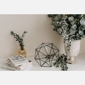 Vase en verre diamanté encadré de métal moderne fait à la main, taille et design personnalisables pour les fleurs de mariage, les plantes, les cristaux - Product Image 2