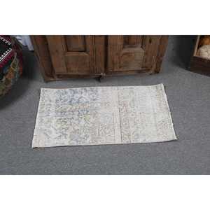 Petit tapis turc vintage de 1,4 x 2,8 pieds, tapis en laine blanc à pois - Product Image 3