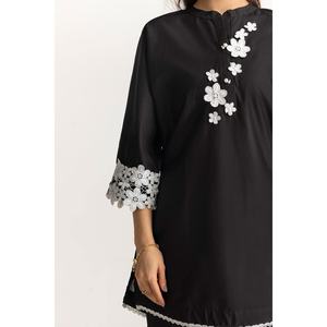 Camisa negra de mujer con cuello mandarín y adornos de tela. - Product Image 5