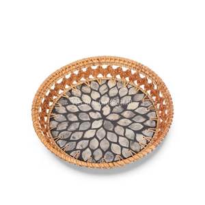 Plato Tradicional Bohemio de Nácar con Borde de Ratán Tejido para Uso Decorativo en Mesa y Servicio de Alta Cocina de Vietnam - Product Image 1