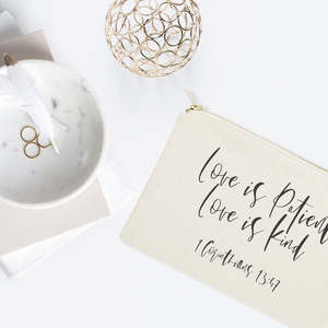 ความรักคือความอดทน ความรักคือความเมตตา กระเป๋าเครื่องสำอางผ้าแคนวาสพกพาสะดวกพร้อมลายตัวอักษร - Product Image 3