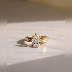 แหวนหมั้นเพชรโมอิสซาไนต์ทรงลูกแพร์ ตัวเรือนทองคำ 14K สีเหลือง ผู้ผลิตขายส่ง รับผลิตแบบ OEM ODM - Product Image 4