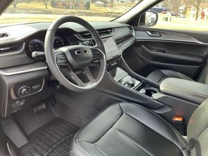 Jeep Grand Cherokee Limited SUV 2024, Tracción en las Cuatro Ruedas, Volante a la Izquierda, ACC, Tamaño de Neumáticos R17, Caja de Cambios Automática, Asientos de Cuero, Techo Corredizo de Aleación de Aluminio - Product Image 3