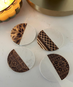 Posavasos de mármol y madera blancos redondos modernos con patrones únicos grabados con láser, disponibles a precios al por mayor - Product Image 1