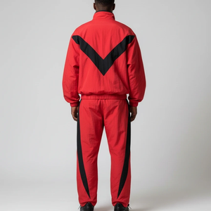Conjunto Deportivo Personalizado para Hombre, Chaqueta Cortavientos y Pantalones de Chándal de Algodón Estampado, Corte Regular, Diseño con Parches - Product Image 1