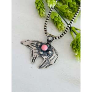 Pendentif en argent sterling avec coquille rose Chimney Butte et ours, serti clos, avec la coquille comme pierre principale - Product Image 3