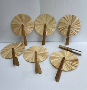 Abanico Plegable de Hoja de Palma Natural Hecho a Mano en Tailandia, Estilo Vintage - Product Image 2