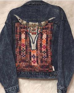 เสื้อแจ็คเก็ตสไตล์โบฮีเมียนสำหรับผู้หญิง ทำจากผ้ายีนส์รักษ์โลก ตกแต่งด้วยงานปะติดแบบวินเทจ ประดับเลื่อม ลูกปัด และกระดุม - Product Image 3