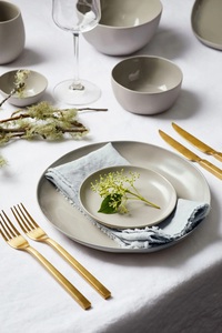 Assiette à dîner en céramique gris ardoise, bord large, finition lisse et résistante aux rayures, parfaite pour des repas élégants au quotidien - Product Image 2