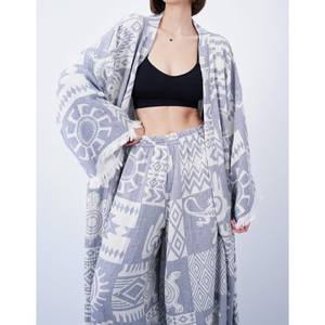 Kimono long pour femmes, design élégant et drapé, offrant une coupe décontractée et une couverture élégante pour un usage quotidien, en provenance d'Inde - Product Image 6