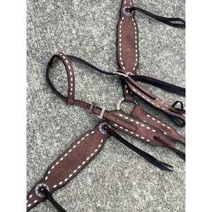 Ensemble de serre-tête et de collier de poitrine en cuir repoussé le plus vendu avec garniture à point de dos Ensemble de clous le plus vendu - Product Image 1