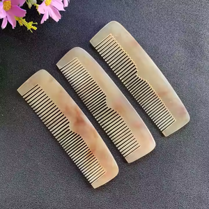 Peigne en corne fait à la main, durable et outil de toilettage naturel par Crescent Crafts - Product Image 1