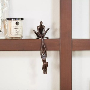 Homme Femme Tenant Artistique Design Luge Sculpture Métal Objet Décoratif Accent Maison Table Étagères En Vrac Acheter Décoration de La Maison - Product Image 4