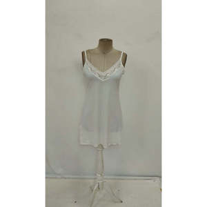 Chemise de nuit Jane pour femme avec bretelles réglables et dentelle, élégante et confortable pour toutes les saisons - Product Image 6