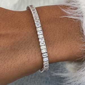 Exquisita Pulsera de Diamantes con Corte Esmeralda de 9.26 Ct, VS1, Certificado IGI, Oro Blanco de 14K, Engaste de Laboratorio, Joyería de Lujo para Regalo - Product Image 6