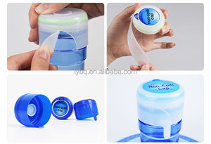 Tùy Chỉnh Nhãn <span class=keywords><strong>55Mm</strong></span> 5 Gallon Nhựa Chai Nước <span class=keywords><strong>Cap</strong></span> 18L 20L Không Tràn Tính Năng Khoáng Sản Uống Thùng Bìa Có Nắp Đậy - Product Image 5