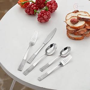 Ensemble de couverts décoratifs pour la table et la mise en scène des fêtes |   Couverts élégants et écologiques en acier inoxydable avec couleurs personnalisées - Product Image 4