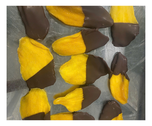 Piña exótica deshidratada cubierta de chocolate negro combinada con mango cubierto de vainilla y chocolate blanco. - Product Image 1