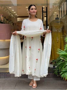 ชุดสัลวาร์คุรตีสีขาว น้ำหนักเบา งานปักสวยงาม ดีไซน์คอทรงโอ เหมาะสำหรับฤดูร้อน สวมใส่สบาย ราคาสมเหตุสมผล - Product Image 2